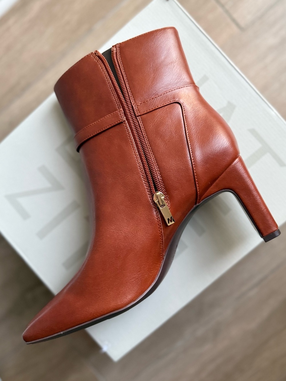Naturalizer Nannette Leather Ankle Boot Side Zip Gold hardware Size 11
